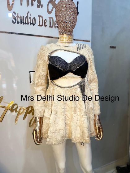 The full look of our unique winter dress, a perfect blend of warmth and high fashion.