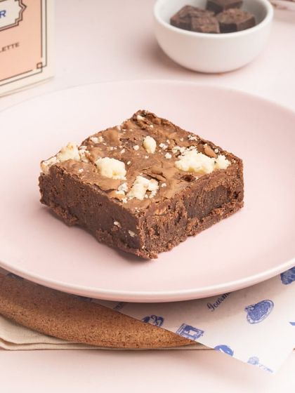 My Cookie Dough brownie is a dream for those who love a bit of texture. It's a fudgy brownie topped with crunchy cookie crumble.