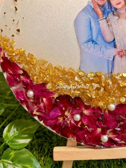 Here you can see the texture and detail of the preserved flowers, golden stones, and pearls. Each element is carefully sealed in resin to last forever.