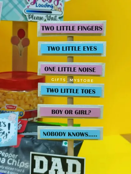 "Two little fingers, two little eyes... Boy or girl? Nobody knows!" These cute signs are part of my gender-neutral baby shower hamper.