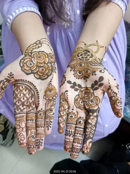 I created this beautiful floral Arabic design for an Eid celebration. The patterns are different on each hand, creating a unique and stylish look.
