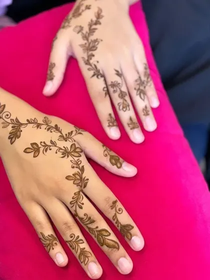A beautiful and simple leafy vine that trails across the hands. This is one of my favorite styles for an elegant and understated look.