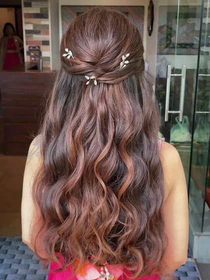The final Mehndi hairstyle. The soft waves and simple accessories are perfect for a fun, daytime event.