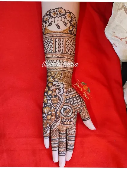 This full-arm design is perfect for a close family member, like the sister of the bride. It features intricate bands of meenakari-style peacocks, florals, and geometric patterns, creating a rich and detailed look.