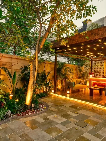 We designed this modern pergola with integrated linear lighting in the ceiling and strip lighting along the base. This not only illuminates the seating area but also turns the structure into a stunning architectural feature at night.