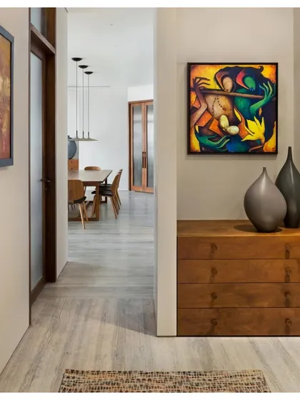 The entrance to the Limestone Residence flows seamlessly into the living and dining areas. We use art and carefully placed furniture to create visual interest and guide movement through the space, ensuring an uncluttered and logical flow.