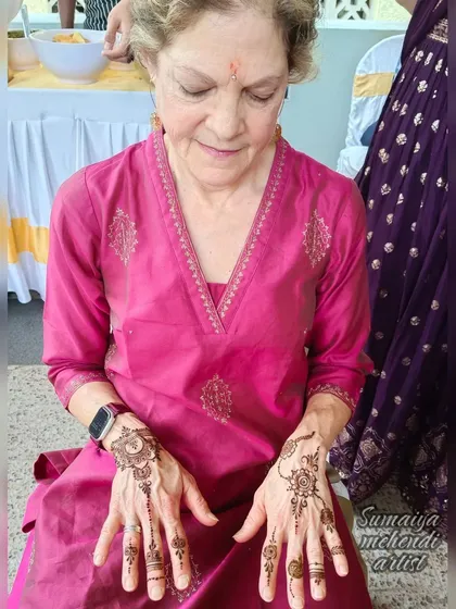 Another lovely wedding guest enjoying her simple and beautiful mehendi.