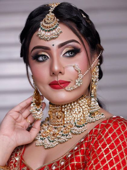 This bride is wearing a stunning gold-plated choker with intricate carvings and green enamel work, a beautiful piece from our rental collection.