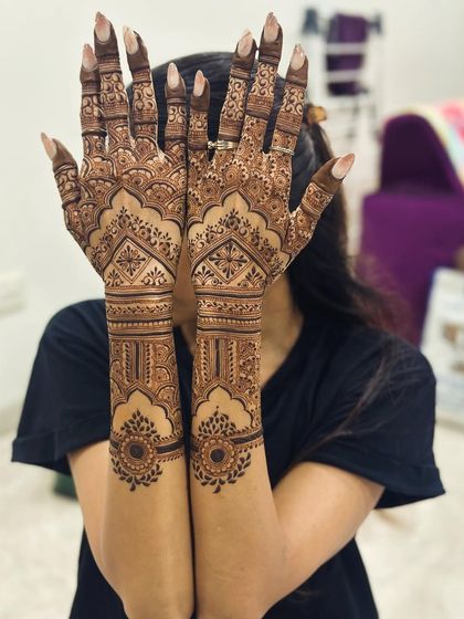 Intricate Bridal Mehendi photo 4