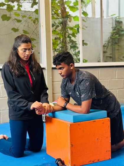 Rashmi Attarde, our Sports Physiotherapist, brings both skill and light. She is the bridge between training and nutrition, supporting every athlete with empathy, heart, and a solution-oriented mindset.