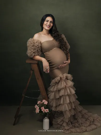 Leaning against a rustic ladder with flowers at her feet, this mother-to-be looks serene and confident. I use simple props to add character without distracting from the main subject.