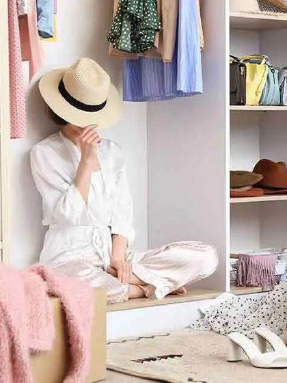 It can be difficult to throw away clothes you haven't worn in a while. This guide helps you decide what to discard and what to keep, recommending a systematic approach to cleaning out your closet.
