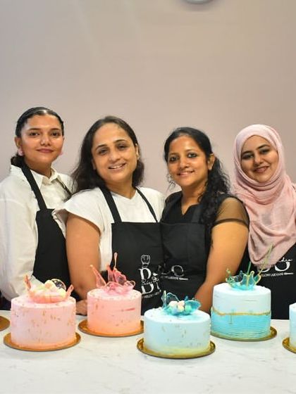 The full class from week 1, proudly displaying their first creations. We start with the fundamentals, building a strong foundation in whipped cream techniques and isomalt work.