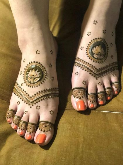 A simple and chic foot design featuring a lotus mandala. This minimalist style is perfect for a beach wedding or a casual celebration.