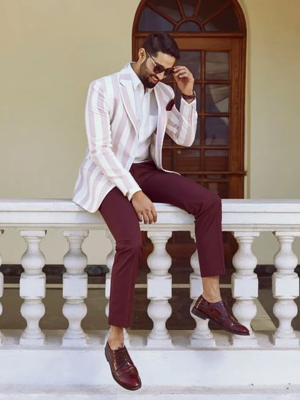 Step into the sunshine with our Ariston linen jacket, featuring bold pink stripes and intricate details that make it the ultimate statement piece.