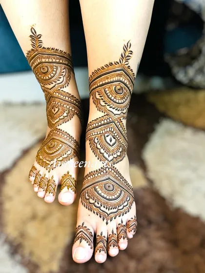 A geometric foot design with clean lines and repeating patterns, creating a modern and sophisticated bridal look.