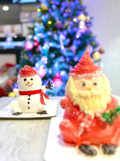 Our festive duo, Santa and Snowman, are ready for their close-up. These character cakes are perfect as a pair or on their own to bring Christmas cheer to your party.