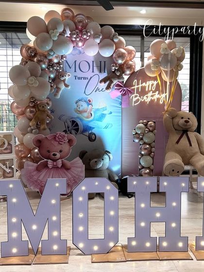 A wide view of the complete teddy bear first birthday setup for 'Mohi', showing how all the elements like the backdrop, balloons, props, and marquee letters come together.