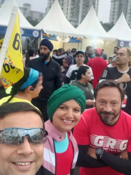 A selfie with fellow pacers and runners. Teamwork makes the dream work.