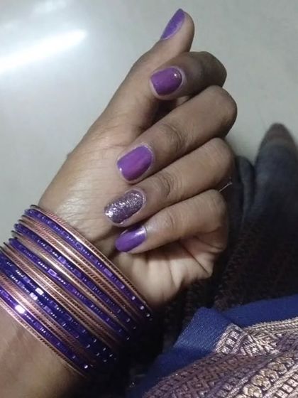 A beautiful purple gel manicure with a statement glitter nail. Using a full-coverage silver glitter on one nail is an easy way to add some glamour to any solid color.