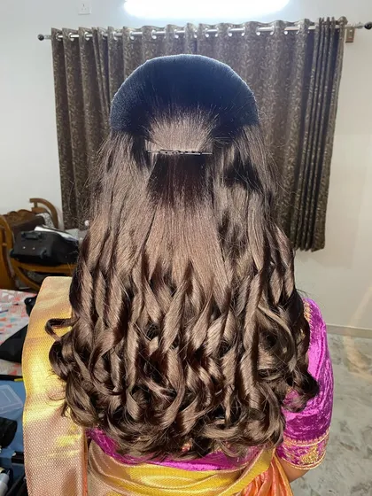 A behind-the-scenes look at the creation of beautiful reception curls. The final style is voluminous and glamorous, perfect for a modern bride.