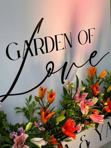 A simple sign can tell a beautiful story. This "Garden of Love" welcome, surrounded by fresh, vibrant lilies, set a romantic and personal tone for a beautiful phoolon ki holi celebration.