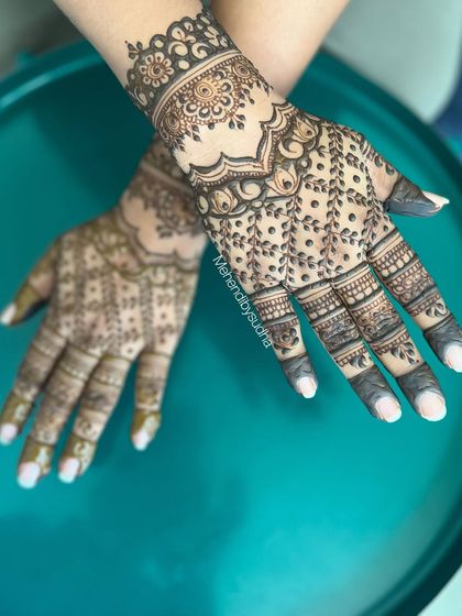 A different style of short-hand mehendi, this one with a more delicate and spaced-out pattern on the back of the hand.
