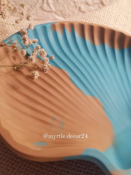 A close-up of our two-tone clam shell dish, showing the clean line where the two colors meet.