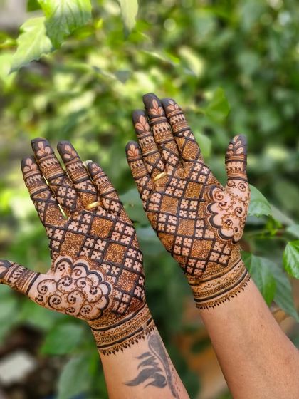 A stylish Indian mehendi design with a full-coverage jaal pattern. This classic look is always in demand for weddings and festivals.