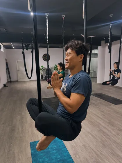 The joy of flight is visible on this student's face as he finds his balance and smiles, perfectly capturing the positive atmosphere of our studio.