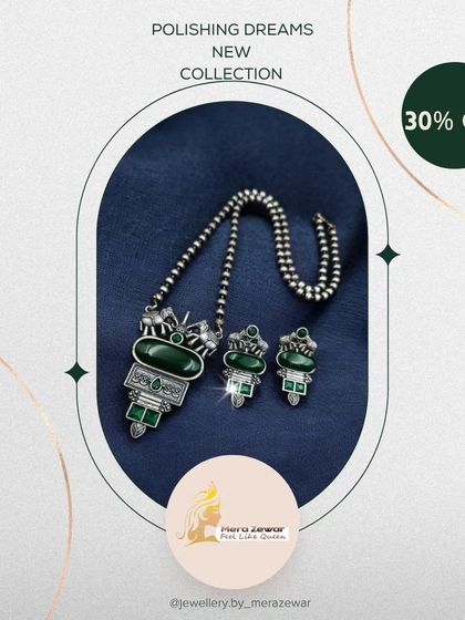 The 'Polishing Dreams' set in an elegant emerald green. This combination of silver and green is a timeless classic that always looks sophisticated.