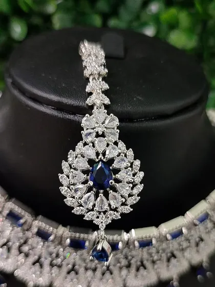 A close-up of the maang tikka from another blue AD set, this one featuring a pear-shaped central blue stone.