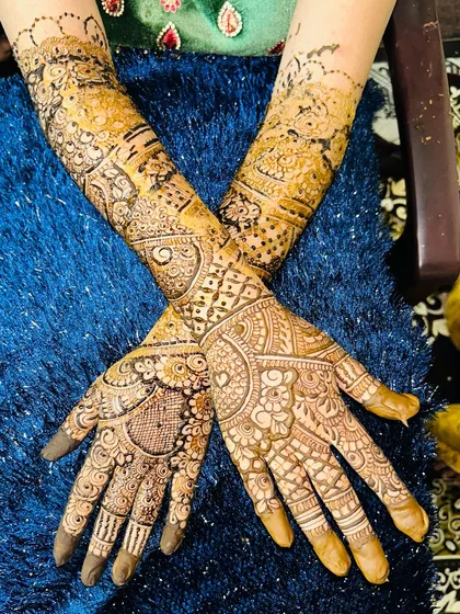 Another view of this stunning bridal design for "Ameen ki dulhan." The patterns are intricate and the coverage is beautiful.