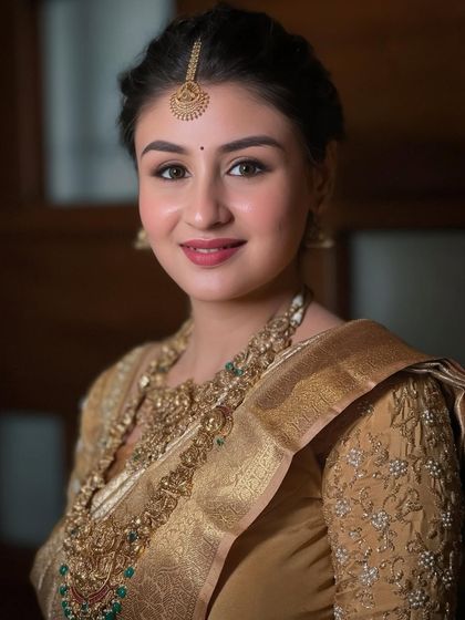A classic portrait of the South Indian bride. The makeup is kept elegant and understated to let her natural beauty and stunning gold jewellery shine.
