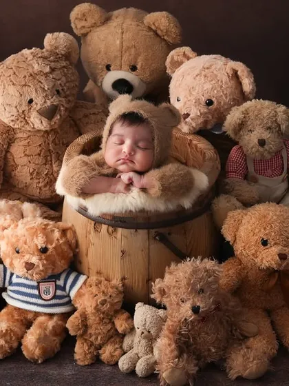 A basket full of cute. This teddy bear theme places your newborn in a rustic bucket, surrounded by a collection of classic teddy bears. The warm, earthy tones create a cozy and timeless feel.