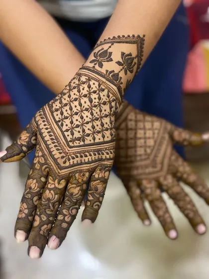 This design features a bold, geometric pattern on the back of the hands, with lotus details on the cuff. It’s a modern and striking look, perfect for someone who wants to stand out.
