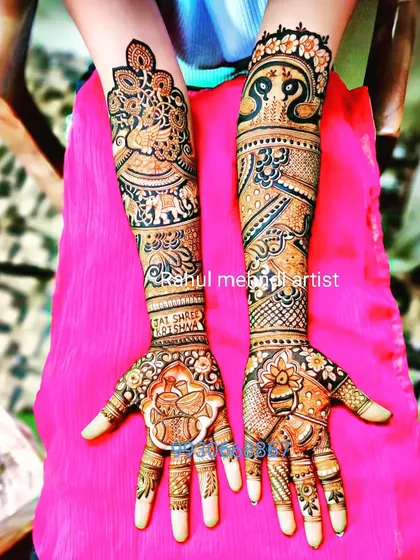 This design features beautiful "jaali" (net) patterns and religious script, combining different traditional elements into one piece.