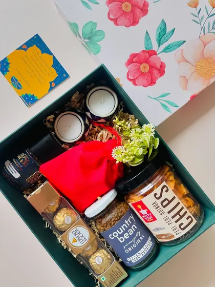 A closer look at the contents of the teal green Diwali box, which also features a stunning floral lid. It's a beautiful combination of taste and aesthetics.