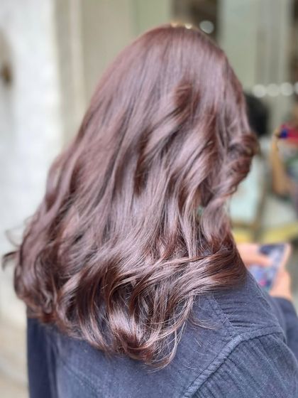A beautiful mauve-brown global color. This unique shade has hints of ash and purple, creating a cool, modern look that changes in different lighting. The soft waves add a touch of elegance.