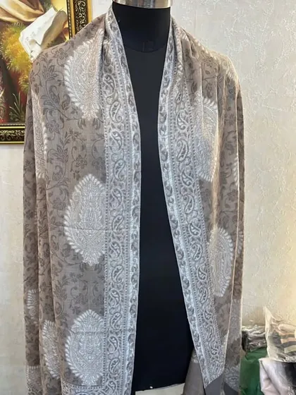 This pashmina features large, bold paisley motifs in white and grey. The design is eye-catching yet elegant.