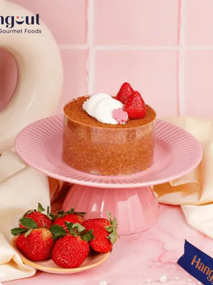 Why shouldn't a cheesecake be inside-out? Our innovative Strawberry Inside-Out Cheesecake features a creamy filling surrounded by a delicate cake layer, topped with fresh strawberries.