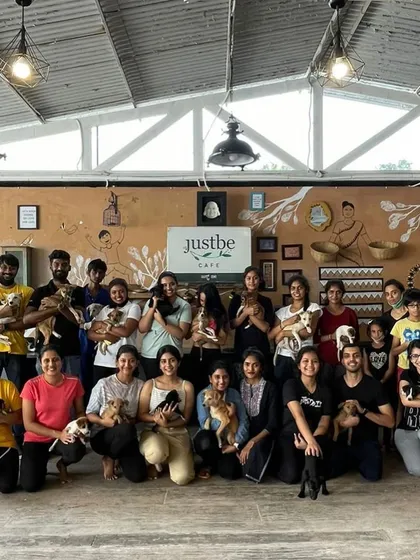 The whole gang. A group photo of all our participants and their furry friends at an event at Justbe Cafe.