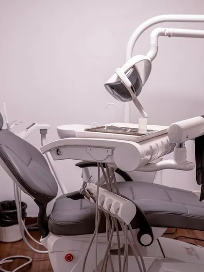 A look at one of our fully-equipped treatment chairs. We invest in top-tier equipment to ensure every procedure is performed with the utmost precision and safety.