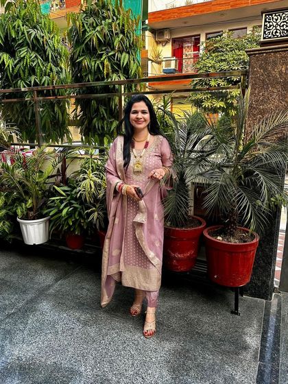 A throwback to one of my Karwa Chauth looks. This mauve-pink Banarasi suit is so elegant and comfortable. I love looking back at my festive outfits and planning for the next one.