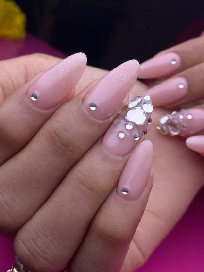 For a look that's pure glamour, this set features a soft pink base adorned with sparkling silver rhinestones and intricate, multi-petaled 3D silver flowers.