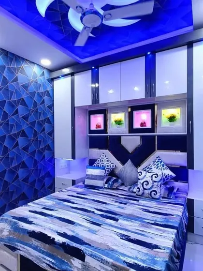 Bedroom ko dijiye ek personal touch is neele rang ke design ke saath. Humne yahan geometric wallpaper ko false ceiling ki blue ambient lighting se match kiya hai. Aap jaisa rang kahenge, waisa design ban jaayega.
