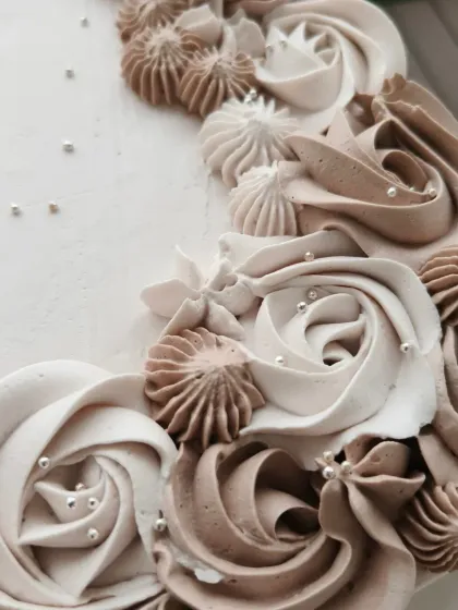 The beautiful combination of white and mocha-colored buttercream roses.