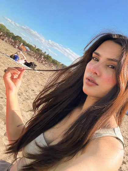 A beach selfie that captures a natural, sun-kissed makeup look. This type of content is ideal for brands promoting products for a fresh, minimal summer glow.