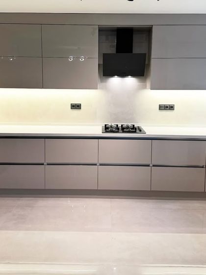 A closer look at the hob and chimney section, with handle-less drawers and cabinets. We use premium Blum and Hafele hardware to ensure every drawer glides smoothly and closes softly.