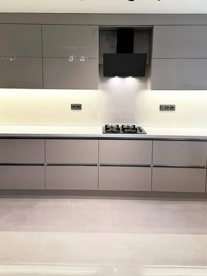 A closer look at the hob and chimney section, with handle-less drawers and cabinets. We use premium Blum and Hafele hardware to ensure every drawer glides smoothly and closes softly.